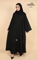 عباية باللون الأسود مطرزة بكريستال