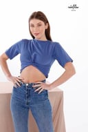 توب ضاغط باللون الازرق بتصميم أنثوي لطلة ملفته.