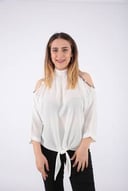بلوزة  أنيقة بيضاء بكم متوسط الطول وياقة مرتفعة برباط  لإضفاء لمسة أنيقة