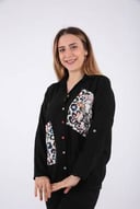 بلوزة باللون الأسود الأنيق بكم طويل وياقة رسمية وطبعات جميلة لإضفاء لمسة عصرية