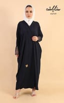عباية كريب لف باللون الكحلي مزينة بالدانتيل