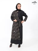 عباية شتوية بلون أسود ومزيج من الألوان الشتوية برباط جانبي