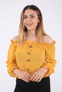 بلوزة أنيقة باللون المنجاوي بتصميم أوف شولدر منقط مزين بالأزرار لطلة ناعمة