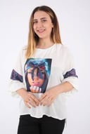 بلوزة  أنيقة باللون الأبيض بكم متوسط الطول وياقة مرتفعة مع طباعة ناعمة مزينة بفيونكة بارزة