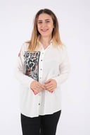بلوزة بيضاء أنيقة بكم طويل وياقة رسمية وطبعات جميلة لإضفاء لمسة عصرية