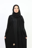 عباية كلاسيك من الكريب بتطريز من الأمام