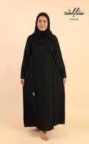 عباية باللون الأسود مطرزة