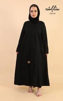 عباية نواعم كلاسيك باللون الاسود مزينة بتدخيلات باللون الذهبي