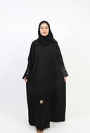  عباية كلاسيك مزينة بلؤلؤ على الكم 
