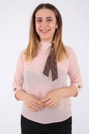 بلوزة باللون الوردي بكم متوسط الطول مزين برباط عنق ناعم لإضفاء لمسة عصرية