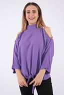 بلوزة باللون البنفسجي عارية الأكتاف بكم متوسط الطول وياقة مرتفعة لإضفاء لمسة ساحرة