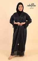 عباية لف باللون الكحلي مزينة بدانتيل