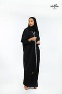 عباية لنن سبيشل لف باللون الأسود مزينة بالسدو