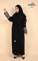 عباية ملكي باللون الأسود بتطريز على الكم 