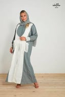 عباية لنن مكسر باللون السماوي والأبيض مزينه بجيوب