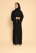 عباية شموخ اماراتي بأزرار باللون الأسود