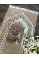 طقم سجادة صلاة وشرشف صلاة ومسبحة بتصميم مشجر ولون بني فاتح.