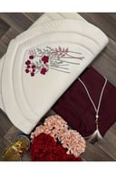 طقم صلاة نسائي فاخر، يتكون من: سجادة صلاة مبطنة ومطرزة بالورود. شرشف صلاة من القطن.