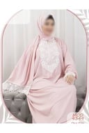فستان عباية وردي اللون مزين بـ دانتيل أبيض، متوفر تحت موديل MOD 4349 وقياس 