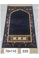 سجادة صلاة فاخرة بلون كحلي وتصميم مستوحى من المسجد الحرام.