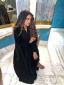  عباية مخمل بكسرات وكم شك  اسود