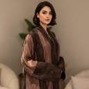 عباية ملكية من قماش الكريب بتدرجات البمبي مع نقشة رخامية