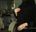 عباية مع طرف تفتة اسود