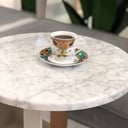 كوب قهوة مع الصحن ذهبي وبنفسجي