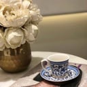 كوب قهوة مع الصحن كحلي