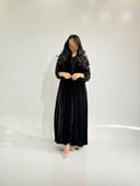 مخمل اسود مع أكمام مطبوعه ورد