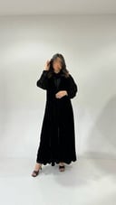 مخمل مع أكمام مطرزة سوداء