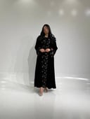 مخمل اسود مع أسواره وياقه تطريز ملون