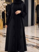 عباية سوداء كريب سيراميك مع تطريز ساحر يزين الجزء العلوي والاكمام