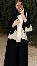 عبايه سوداء بدانتيل ناعم 