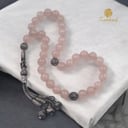 سبحة رجالية بحجر الكوارتز الوردي مزينة بكركوشة فضة فاخرة – لمسة راقية-مجوهرات زخرف
