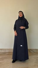 عباية كريب بتصميم رسمي مدمجة بين نوعين من القماش