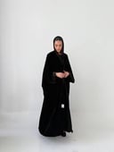 عبايه من المخمل الأسود الكوري بقصه البشت مع تفاصيل بالإكمال من الجوبير