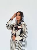 عباية كريب خفيفة برسمة  أبيض وأسود بقماش حصري لباشمينا