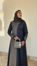عباية من مزيج أقمشة الكتان بخطوط متداخلة ومبطنة بتصميم فاخر