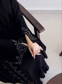 عباية حرير مطرزة بورود فخمة 🌸