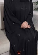 عباية حرير مطرزة بورود فخمة 🌸