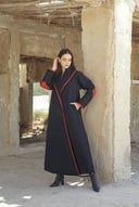 كوت اسود بقصات برتقاليه