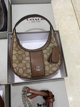 شنطة نسائية ماركة كوتش  - 2