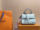 شنطة نسائية ماركة لويس فيتون - سماوي