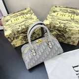 شنطة نسائية ماركة ديور  - 4