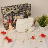 شنطة نسائيه ماركة ديور - ابيض