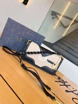 شنطة نسائية ماركة ديور - بيج و اسود