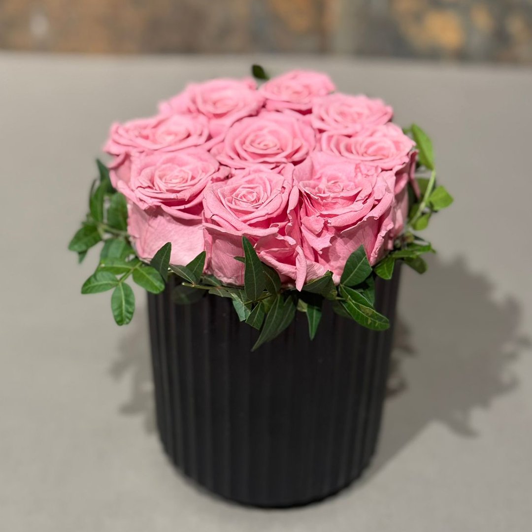 9pink carnations in beautiful vase - صورة 2