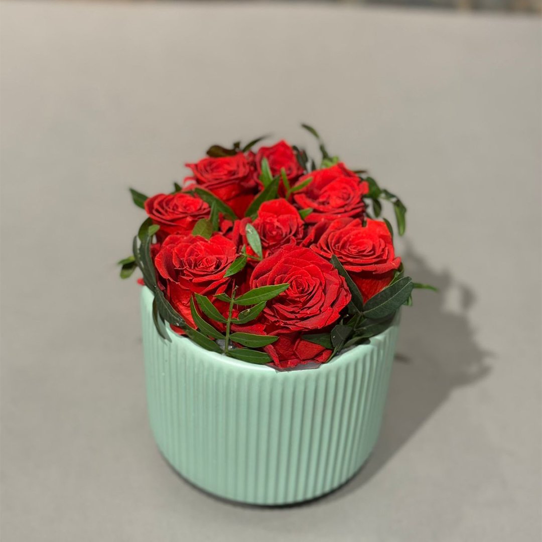 9red roses in beautiful vase - صورة 2