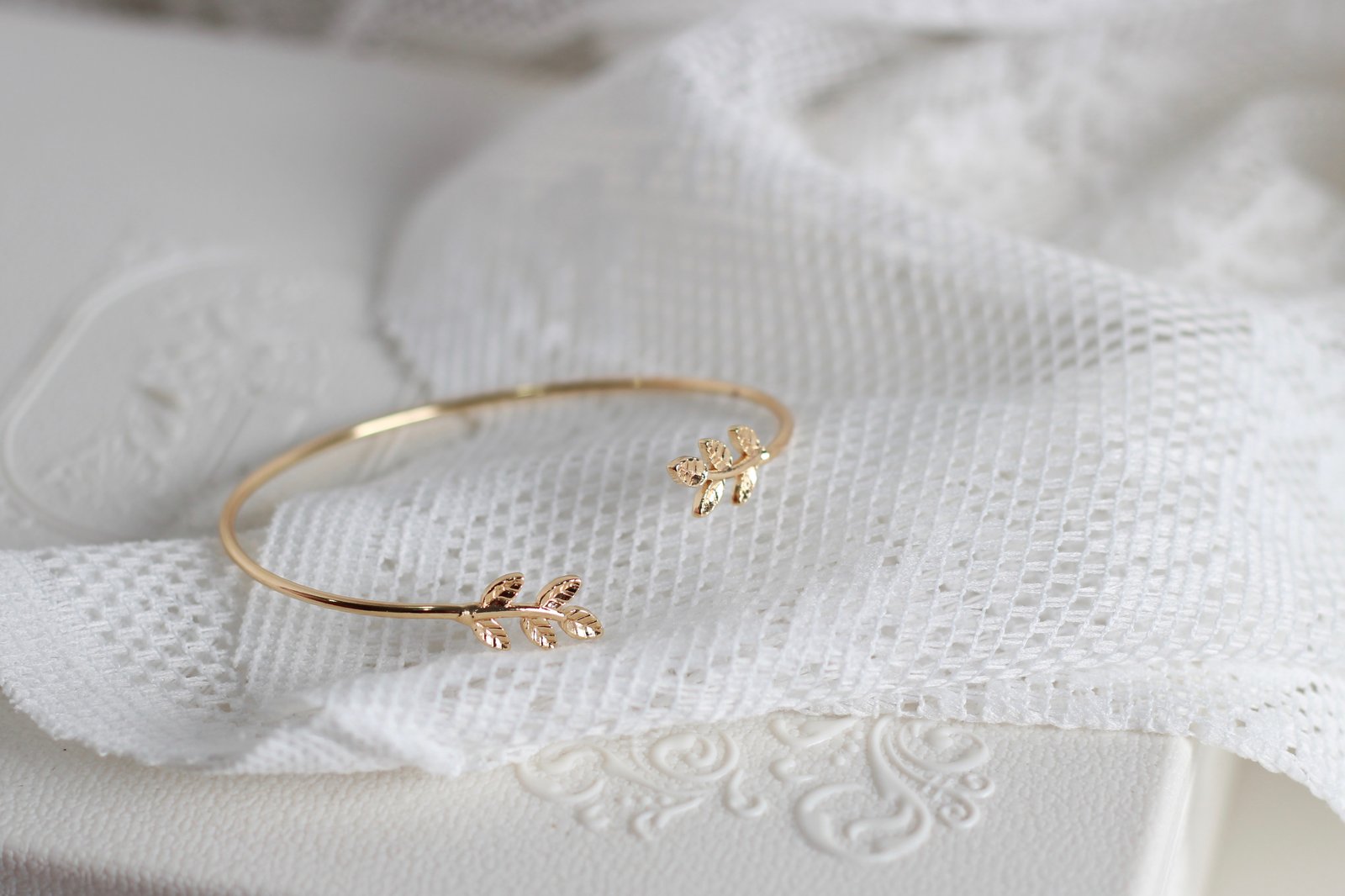 GOLDEN TREE LEAF BRACELET  - Image 3